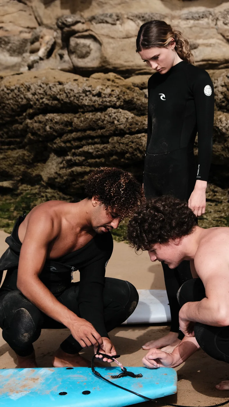 Un conseil sur la plage avant de surfer
