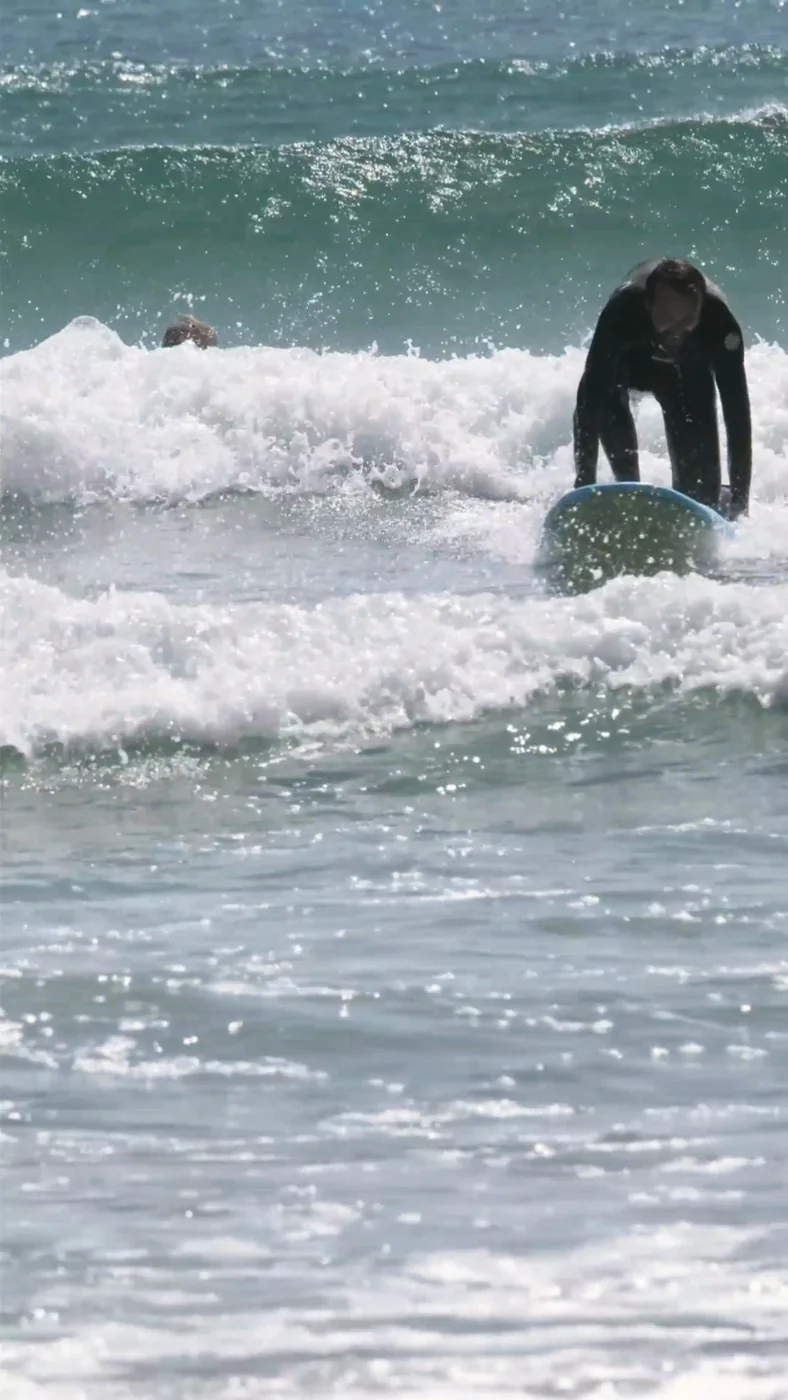Surfeur dans une vague sur la côte marocaine